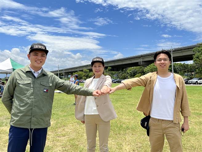 活力风城杯少棒赛于左岸棒垒球场开打，新竹市副市长沈慧虹、市议员陈建名、刘康彦等人到场开球。（王惠慧摄）