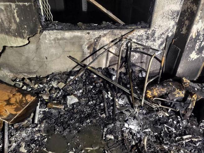 澎湖最大的集合式住宅大楼「龙行新城」A区A栋11楼，3日清晨发生火警，消防局获报前往抢救，火势在3时28分扑灭。（图/ 中央社）