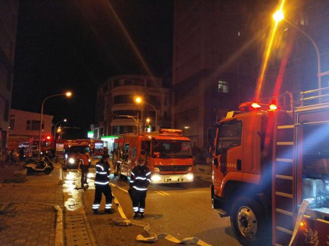  澎湖最大的集合式住宅大楼「龙行新城」A区A栋11楼，3日清晨发生火警，消防局出动人车前往抢救并引导住户疏散。（图/ 中央社）