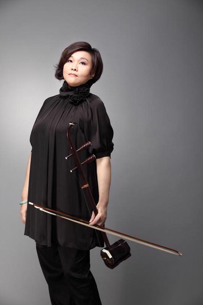 二胡独奏家霍世洁活跃于传统与流行乐界，舞台风采自信灿烂，这次回到台湾舞台，将与台北市立国乐团合作，带来「科拉沁草原的传说」中胡协奏曲。（图/ 中央社）