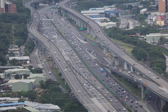 端午连假首日，3日上午国道车流量较过去端午节少，大致顺畅。根据国道即时路况显示，上午10时也只有零星路段出现车多状况。图为国1林口泰山段。（图/ 中央社）