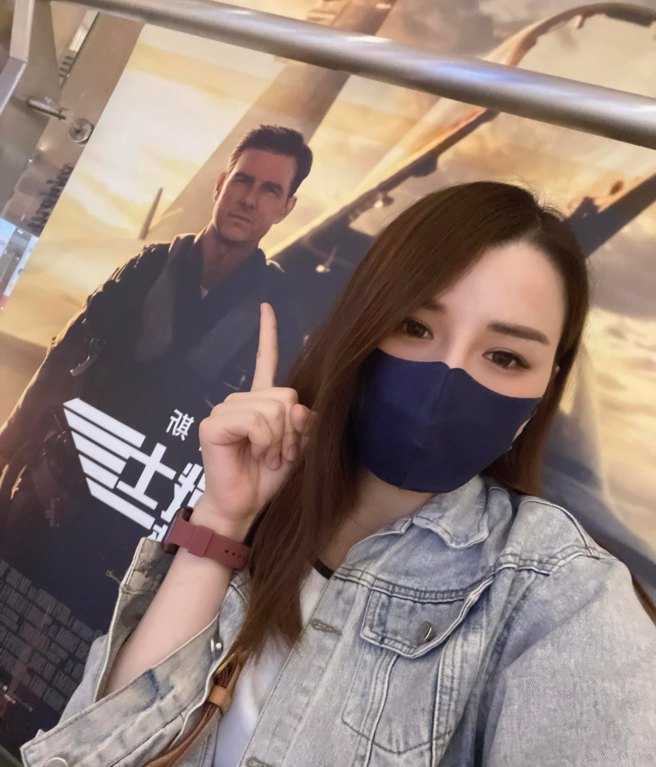 中广董事长赵少康团队「女神小编」，秀出与美国巨星汤姆克鲁斯（Tom Cruise）最新电影《捍卫战士2：独行侠》海报的合照。（图／取自脸书粉专「康编碎碎念」）