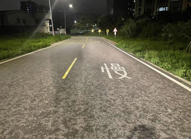  金門監獄外環道路2日晚間鞭炮聲大作，警方趕往現場發現，陳姓男子等人是為了要替獄中友人慶生而夥同其他好友燃放煙火，警方當場要求陳男等人將道路清理乾淨，將依社會秩序維護法裁處。（圖/ 中央社）