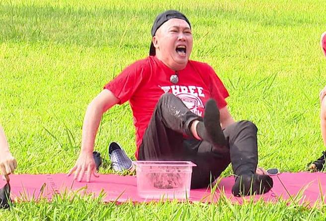 趙正平表情痛苦穿熱水燙過的襪子。（台視提供）