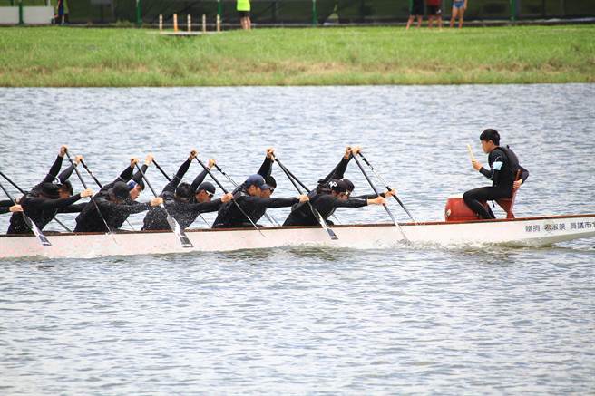大型龙舟男子组中的劲旅「万家香」，绝对是观眾的关注焦点，过去六年皆摘下冠军，今年要挑战七连霸。（新北市体育总会提供／李奇叡新北传真）