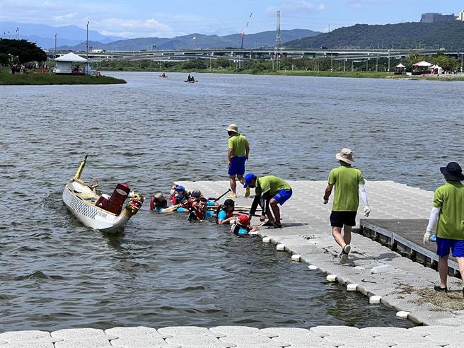 小型龙舟长青组赛事中，有队伍在上船时重心不稳，整艘龙舟直接翻覆，幸好几秒后每位选手都顺利上岸，没有大碍。（李奇叡摄）