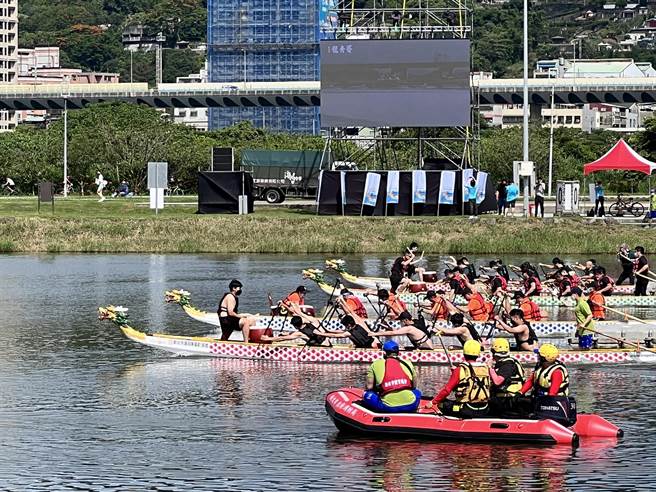 现场烈日高照，天候状况极佳，参赛选手各个拿出真本事，整齐划一地划着船桨，朝终点迈进，场面相当状观。（李奇叡摄）