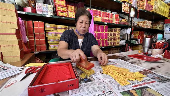 台南市盐水区「广仙香纸本舖」每到端午节这天午时，特别制作清净符。（张毓翎摄）