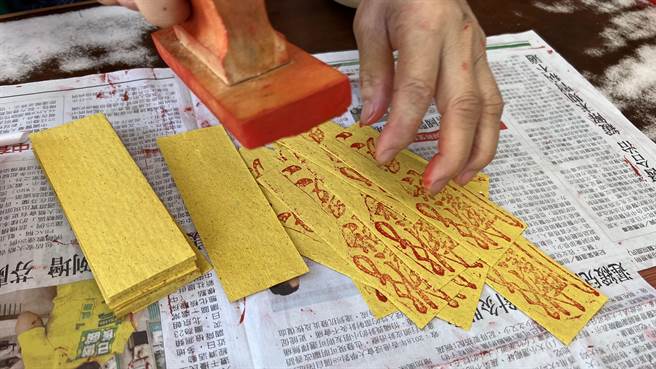 端午节是一年之中阳气最盛的日子，业者说，每年端午节午时制作的清净符也最灵验、效果最好。（张毓翎摄）