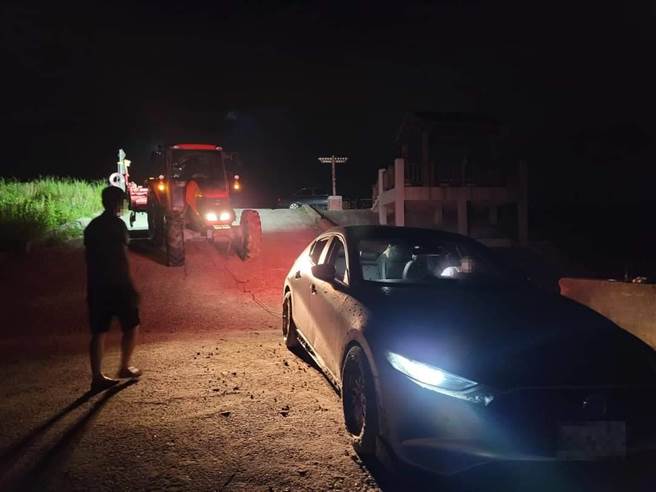 竹南警分局外埔派出所员警协助受困水尾沙滩民眾座车脱困。（竹南警分局提供／谢明俊苗栗传真）