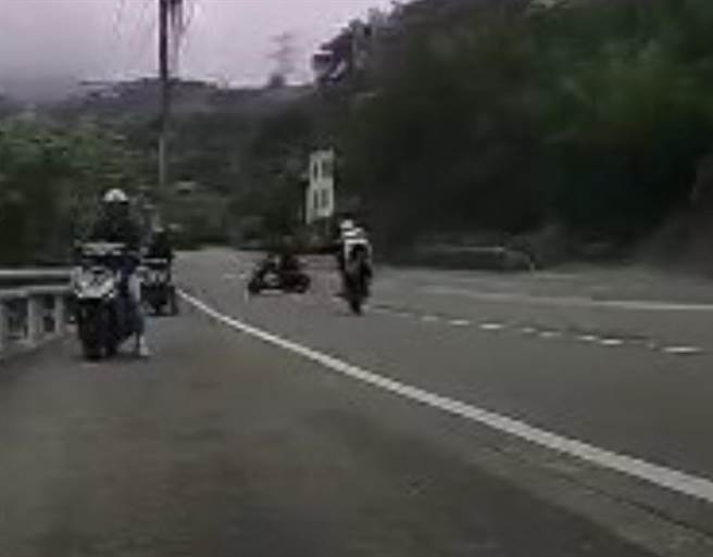 1名机车骑士月前在台3线苗栗县三湾乡路段翘孤轮行驶道路上，被警方开罚1万8千元。（苗栗县警局提供／谢明俊苗栗传真）