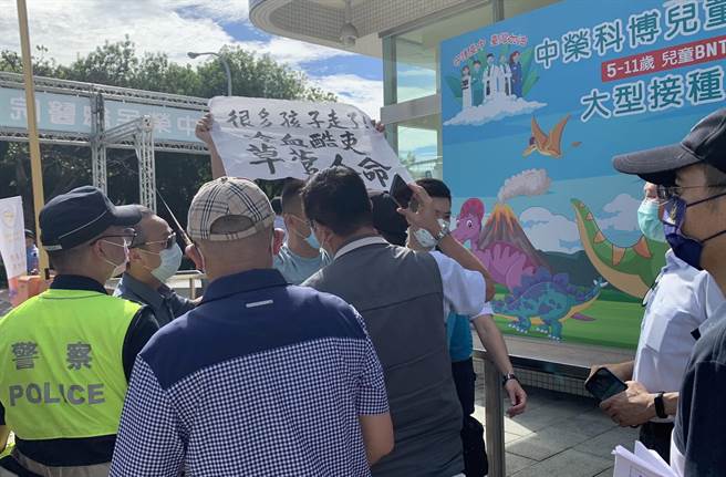 行政院長蘇貞昌視察台中兒童疫苗快打站，中市里長鄭伯其舉白布條嗆「冷血酷吏草菅人命」。（鄭伯其提供）