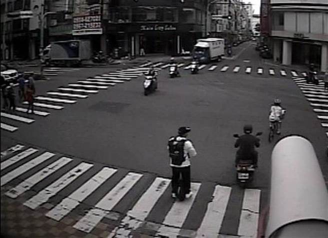 殷男因骑电动滑板车不慎摔断右手，到医院其他冒名就医而遭警方逮捕。（翻摄照片／林郁平台北传真）