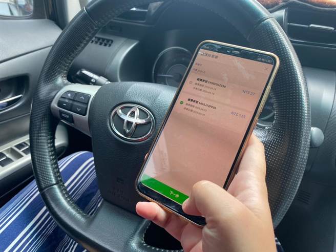 使用手机APP缴交路边停车费就可抽奖。（高市交通局提供／高雄洪靖宜传真）