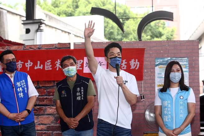 獲國民黨提名參選台北市長的立委蔣萬安（右2），3日到中山區朱園里參加端午節活動。蔣萬安說，「每一區他都到，前天到士林、北投，今天到中山、大同，其實每一個區都非常重要，每個市民的心聲都是他的責任。」（鄧博仁攝）