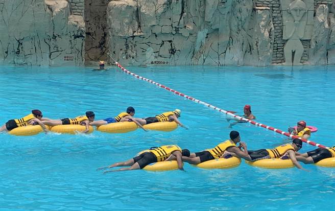 丽宝乐园马拉湾「人体龙舟创意竞赛」，吸引来自全台各地游客组队参赛。（丽宝乐园提供）
