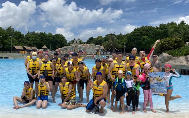 丽宝乐园马拉湾「人体龙舟创意竞赛」，吸引来自全台各地游客组队参赛。（丽宝乐园提供）