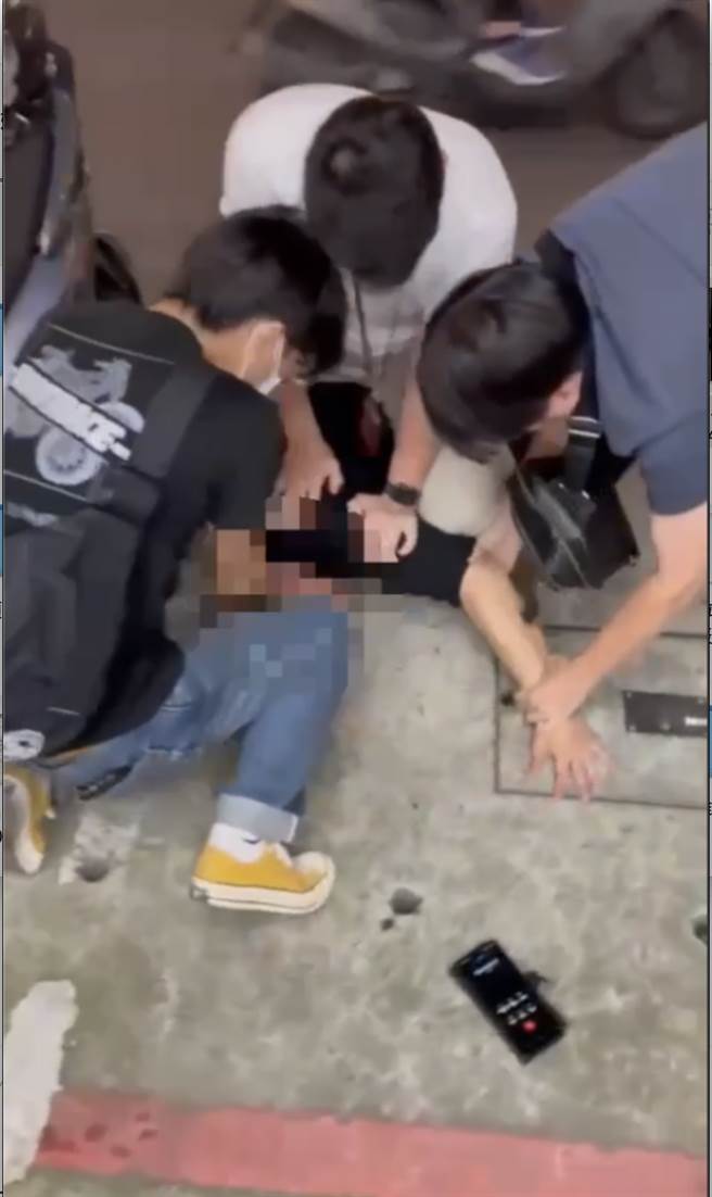 黄嫌昨晚遭警方逮补时不肯配合，最后遭警方压制。（警方提供）