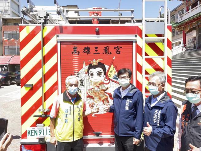 身兼高市警靖纪小组组长的督察张树义酒驾自撞遭记1大过，引发外界质疑惩罚过轻。市长陈其迈（右3）3日出席三凤宫消防水箱车捐赠仪式时受访表示，若符合累犯、酒测值1.0以上肇事等3条件，在高雄没第二句话一定免职。（图/ 中央社）