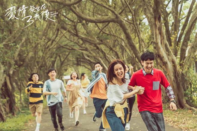 劉冠廷（右一）與陳庭妮在新戲中自大學就有好交情。（時創影業提供）