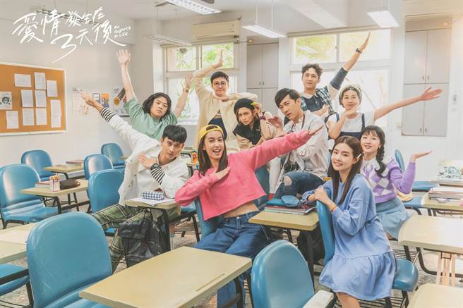 劉冠廷（前排左起）、陳庭妮、袁艾菲、施名帥在新劇組「九個太陽」象徵濃烈情誼。（時創影業提供）