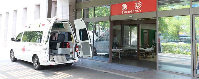 台中市北屯區一名兩歲女童疑似好奇不慎觸碰到家中早餐店內的飲料封膜機，左手中指、無名指第一節慘遭斷指，家屬通報消防救護車緊急送往醫院縫合。（摘自官網／謝瓊雲台中傳真）