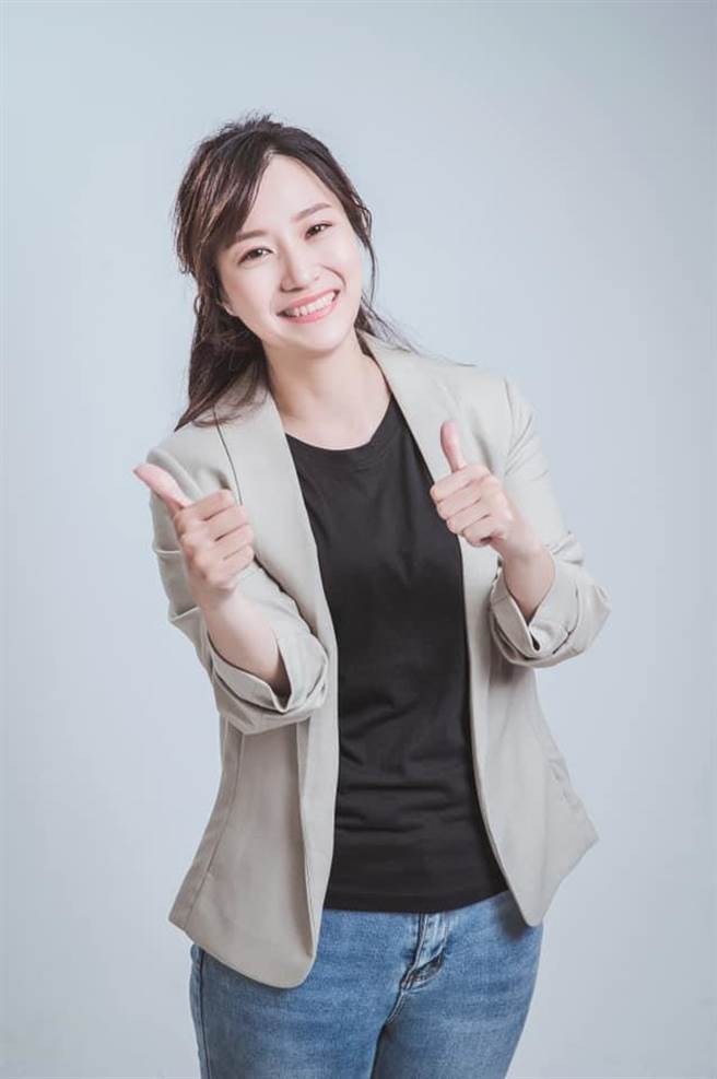 前高雄市议长许崑源6月6日辞世将满2周年，继承父亲衣钵、将披蓝袍参选高市议员的女儿许采蓁。（柯宗纬翻摄）