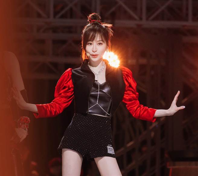 王心凌在《乘风破浪》造型宛如江湖侠女。（芒果TV提供）