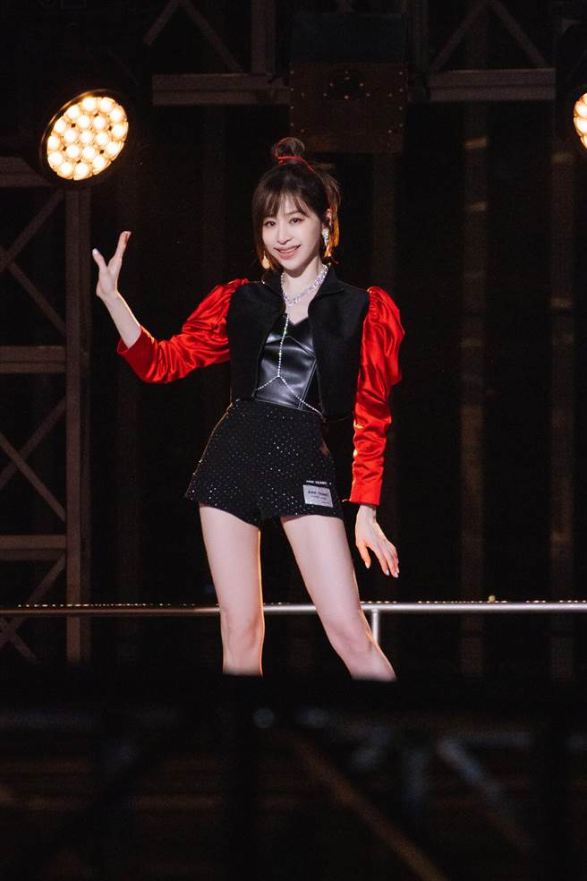 王心凌在《乘风破浪》造型宛如江湖侠女。（芒果TV提供）