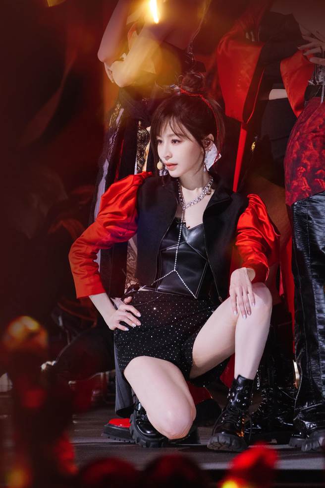 王心凌在《乘风破浪》造型宛如江湖侠女。（芒果TV提供）