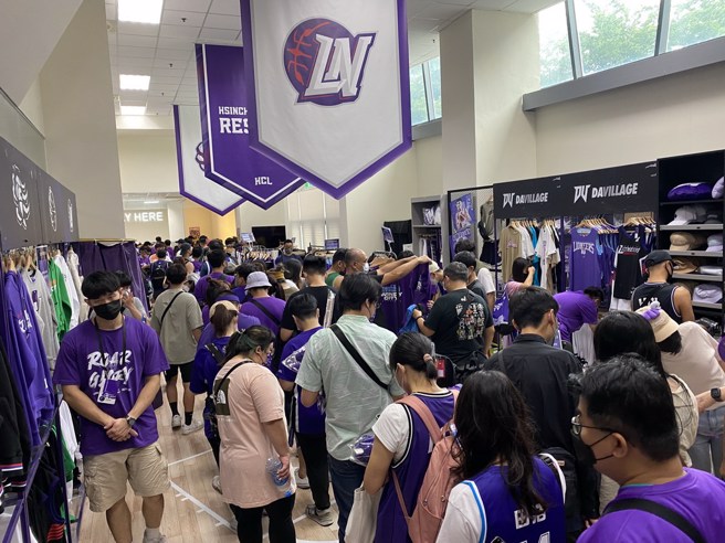 永远都挤满人的攻城狮球队商店。(黄及人摄)