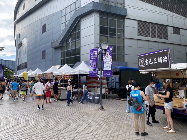 光在场外的餐饮摊位，也看出攻城狮的用心。(黄及人摄)