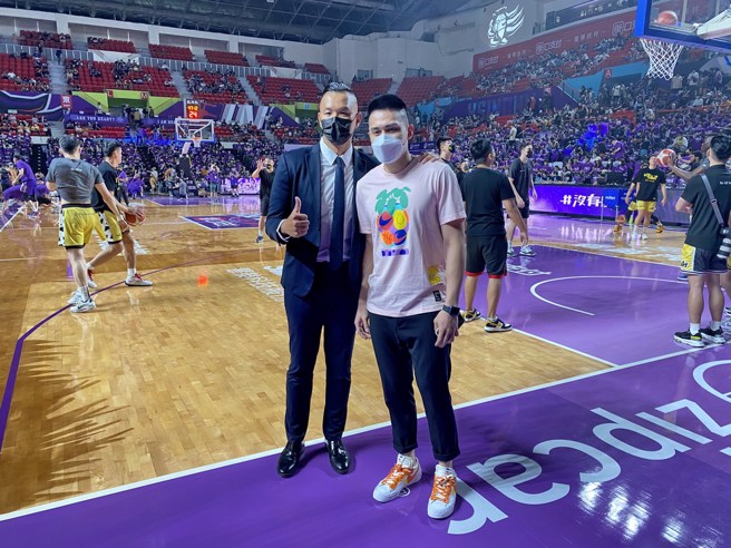 陈盈骏(右)跟PLG执行长陈建州合照。(黄及人摄)