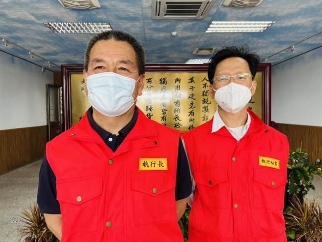 金門今天新增129例新冠確診，也再增1例101歲長者死亡個案。縣府祕書長陳祥麟偕縣衛生局長李錫鑫說明最新疫情狀況。（縣府提供）