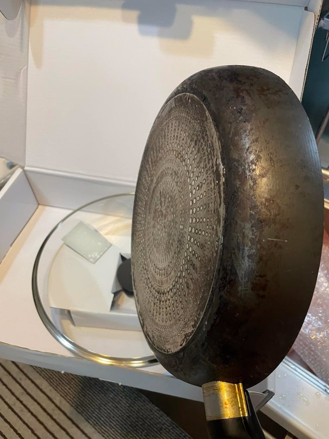 女子从好市多买平底锅，打开发现锅子全是焦黑、生锈，质疑是有人恶意将锅子使用到破烂后再「退货」，而卖场竟也未检查就将商品重新上架。（翻摄自脸书社团「Costco好市多商品经验老实说」）