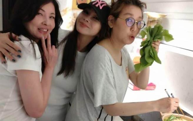 何如芸（左起）、陈美凤、蓝心湄２日开心聚会。（摘自何如芸脸书）
