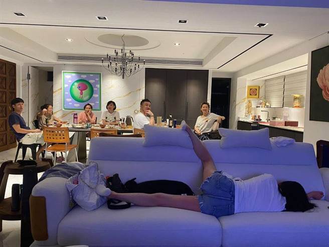 何如芸大字形醉倒在蓝心湄家沙发，模样搞笑。（摘自何如芸脸书）