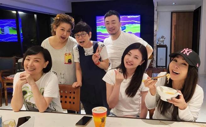 宝妈（左一）确诊痊癒后参加聚会，何如芸替她开心。（摘自何如芸脸书）