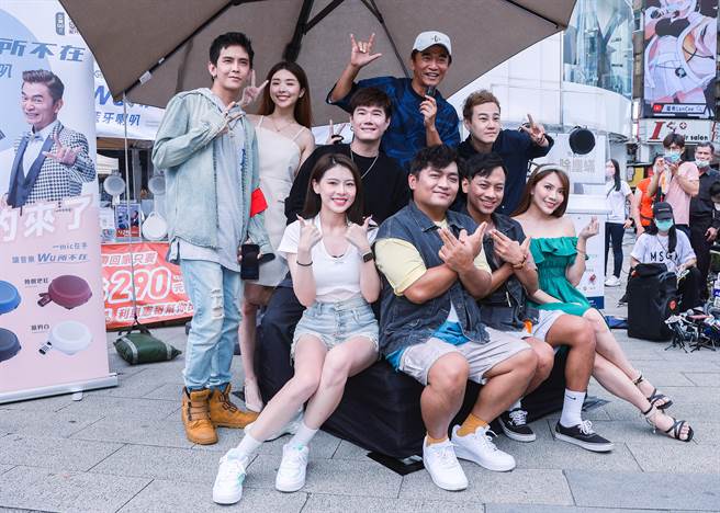 吳宗憲（後排右二）今率眾星到西門町銷售卡拉轟天雷。（羅永銘攝）