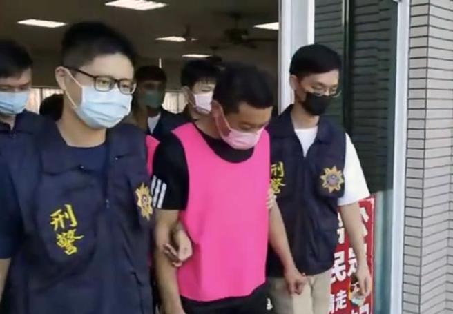 45歲潘姓男子（前中）遭通緝，屏東潮州警分局警網日前循線盯上潘嫌，潘嫌察覺後一度開車衝撞員警逃逸，最後車子駛入死巷，潘嫌只得束手就擒，全案訊後依法送辦。（圖/ 中央社）