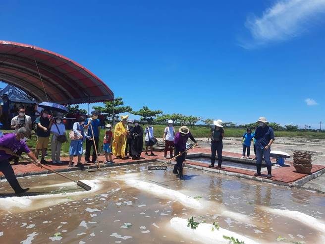 位于嘉义县布袋镇的洲南盐场今天举办收「午时盐」的活动。（洲南盐场提供／张亦惠嘉县传真）