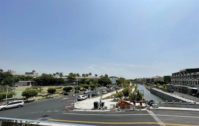 鹿港溪再现计画 ，吸引越来越多游客，停车需求增加，县府接续将在一旁的洛津国小操场，打造地下停车场兼滞洪池。（吴敏菁摄）