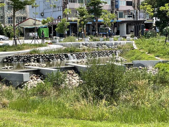 鹿港溪再现计画 ，进行水质净化改善，让臭水沟华丽转身，透过设置砾间曝气处理设施，引入周边员林大排及中兴排水水源净化，注入新活水。（吴敏菁摄）