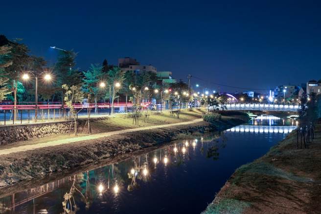 夜晚的鹿港溪，在灯光映照下，别有风情。（彰化县政府提供／吴敏菁彰化传真）