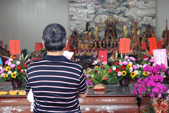 桃园市大园区拥有百年歷史的竹围福海宫因航空城计画搬迁，今举办安座大典，许多信眾前来参拜。（蔡明亘摄）