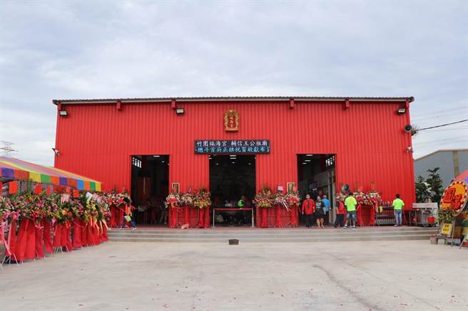 竹围福海宫在滨海路一段搭建临时红坛，日后将配合计画搬迁至原海军基地。（蔡明亘摄）
