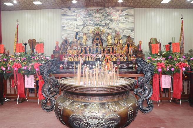 福海宫有600尊神尊，庙方与信眾以徒步遶境方式恭请神尊至临时红坛。（菜明亘摄）