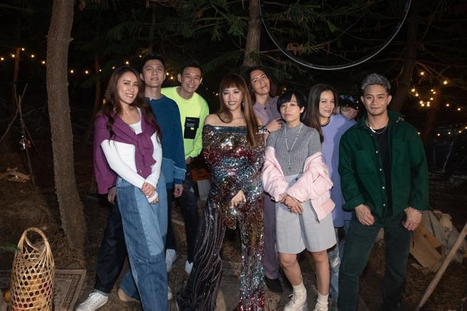 A-Lin（左四）先前邀來7位好友一起拍攝新歌MV，大夥人互動幽默逗趣。（索尼音樂提供）