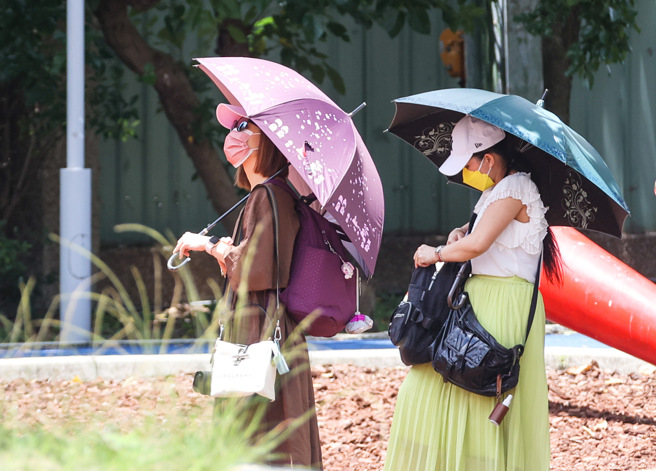明、后天（4日、5日）没下雨时天气较闷热。（图／罗永铭摄）