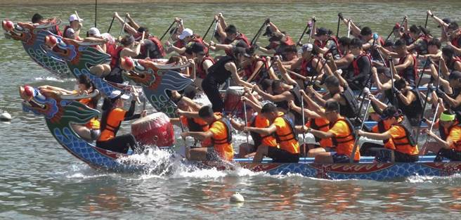 台北國際龍舟錦標賽3日在台北大佳河濱公園登場，參賽隊伍鳴槍後奮力划槳爭取勝利。（黃子明攝） 